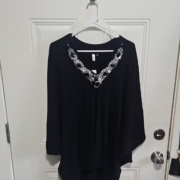 Elegant Black Tunic with Decorative V-Neck - Picture 7 of 7